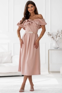 Sukienka Ester z efektowną falbaną MIDI rozkloszowana pudrowy róż