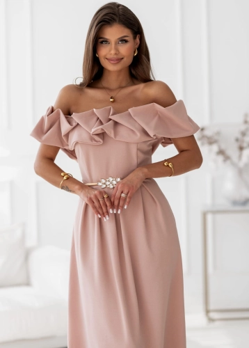 Sukienka Ester z efektowną falbaną MIDI rozkloszowana pudrowy róż (3).jpg