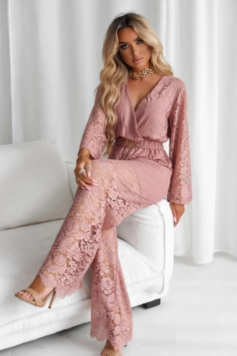 Kombinezon koronkowy V długi rękaw plus pasek pudrowy róż