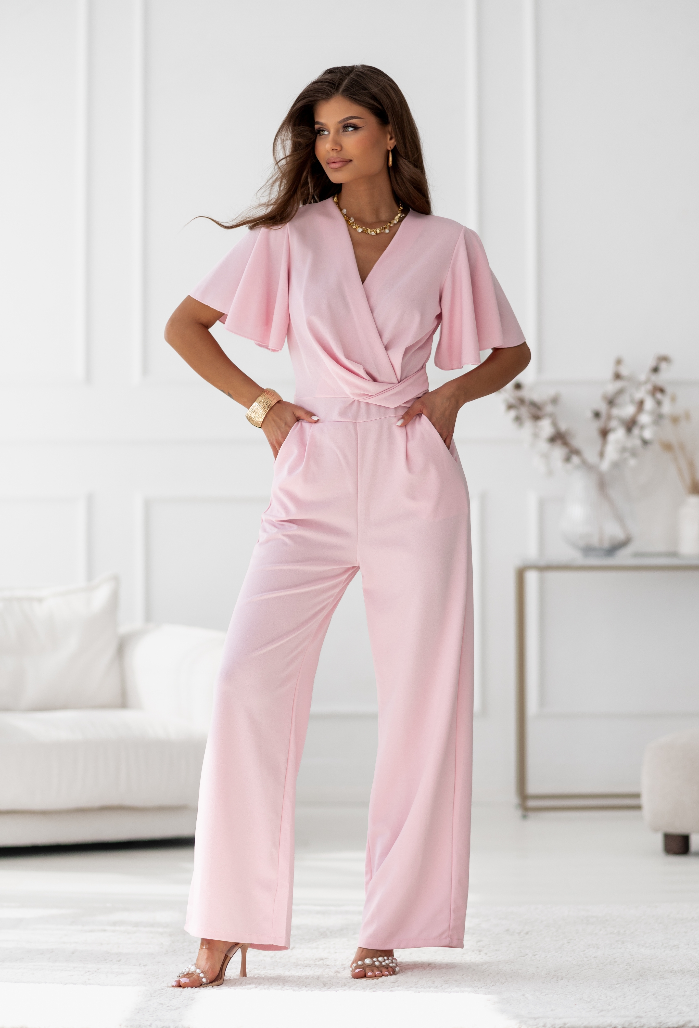 Kombinezon z krótkim rękawem na lato – jak wybrać idealny model do swojej sylwetki i gdzie znaleźć najciekawszą ofertę online (na przykładzie FashionYou.pl)